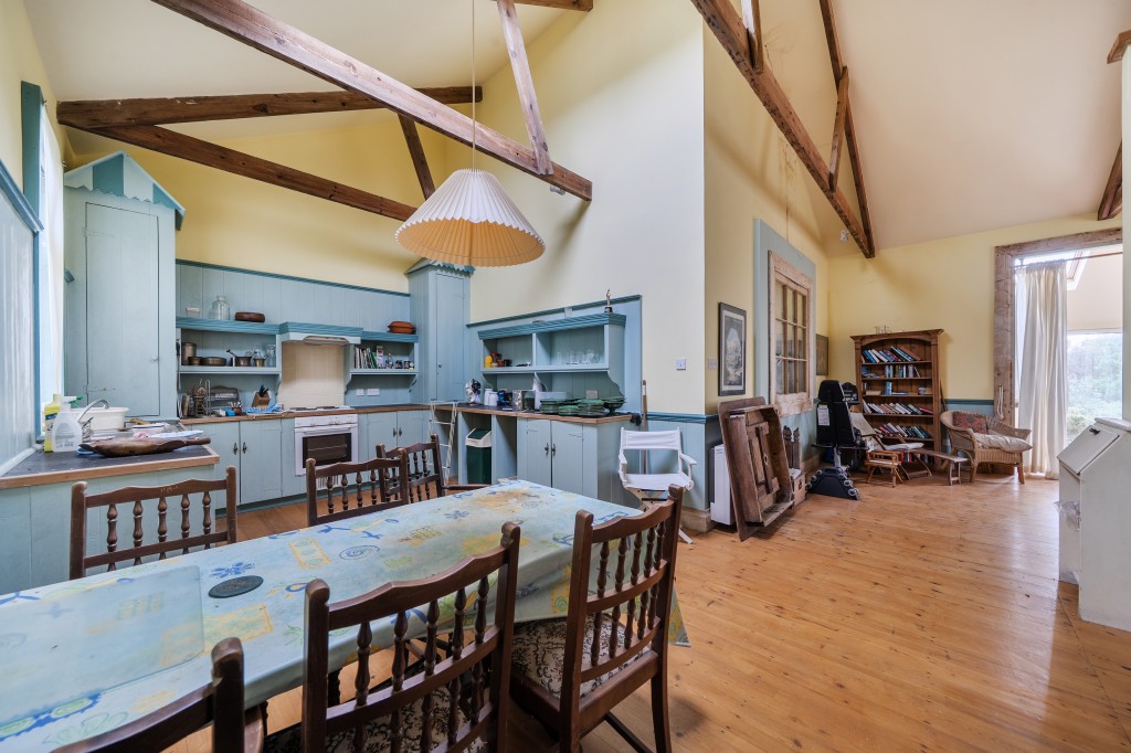 Lot: 47812 - FORMER CAPTAINS HOUSE PLUS THREE-BEDROOM BUNGALOW SET IN OVER 8.5 ACRES OF LAND WITH COUNTRYSIDE AND SEA VIEWS - Seascape kitchen dining room